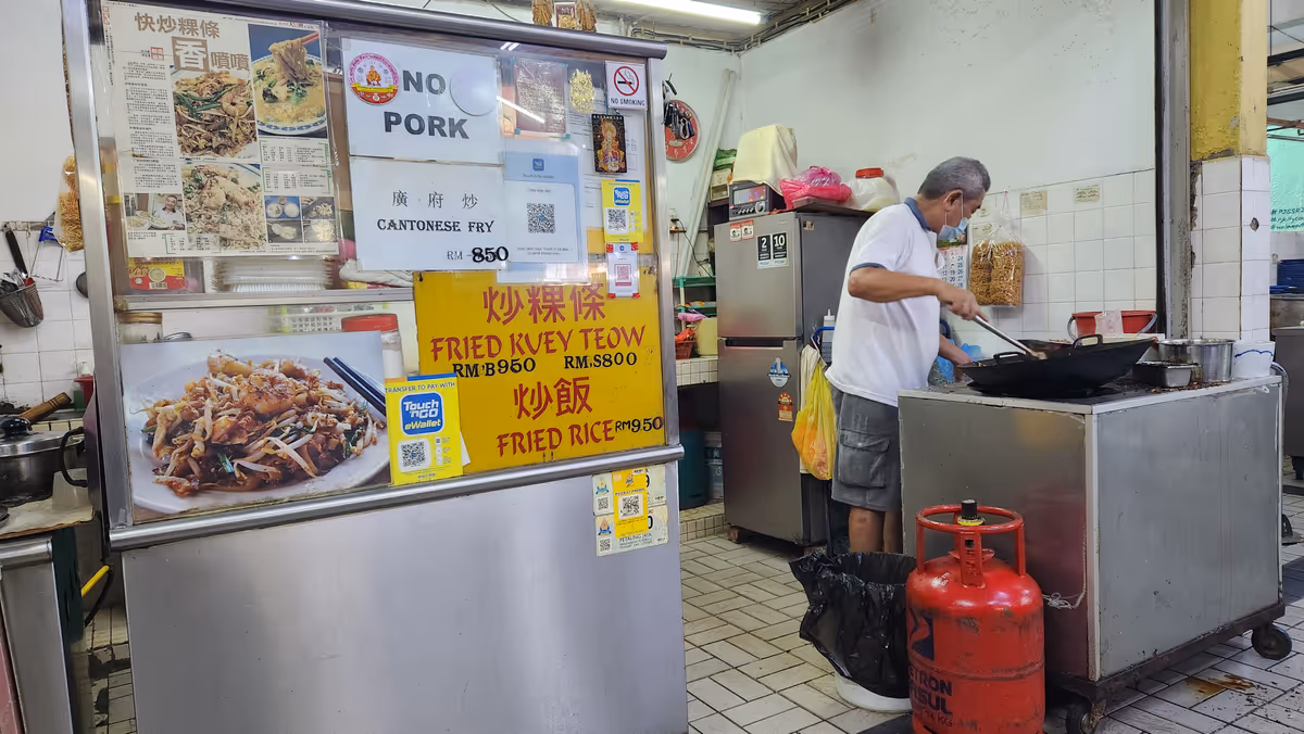 A man with a fried kuay teow stall