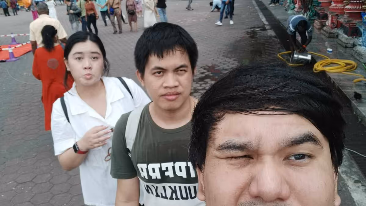 A selfie of 3 people on the street