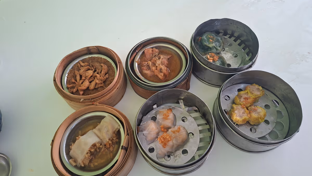6 rounded dishes of variety Dim Sum